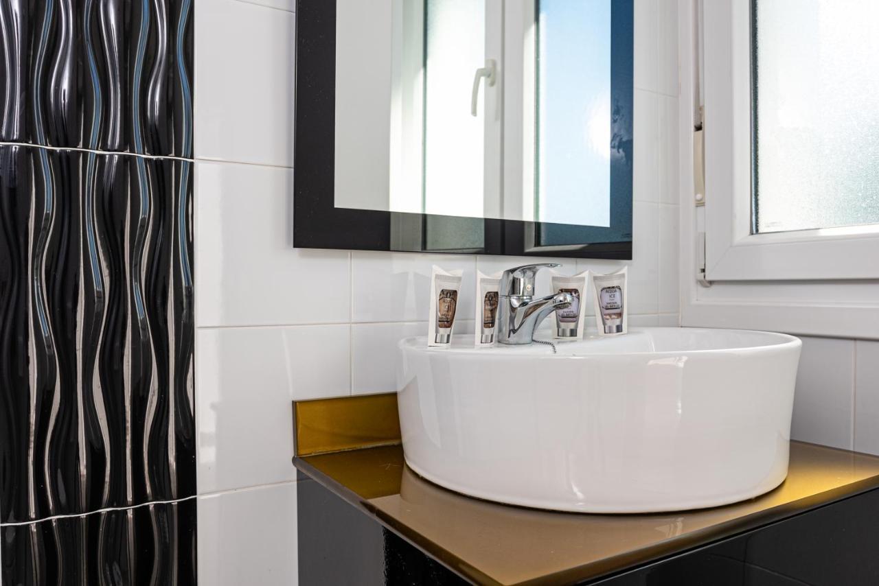 Apartamentos Turisticos La Boutique Del Mar 콘일데라프론테라 외부 사진